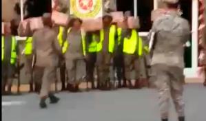 VIDEO | Militares denuncian que le despojaron de cajas navideñas tras tomarse una foto