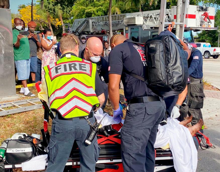 Fotografía difundida por los bomberos de Delray Beach del momento del rescate de una mujer. 