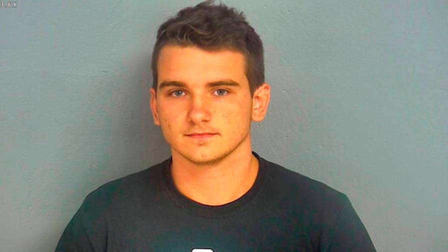 Presentan cargos contra joven que entró armado a un Walmart en Missouri Presentan cargos contra joven que entró armado a un Walmart en Missouri