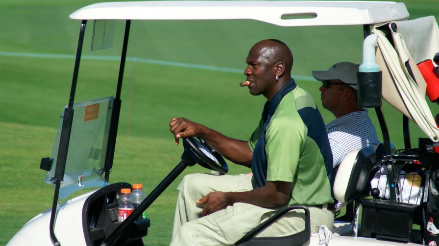 Drones con comida y un selecto grupo de socios en moderno campo de golf de Michael Jordan