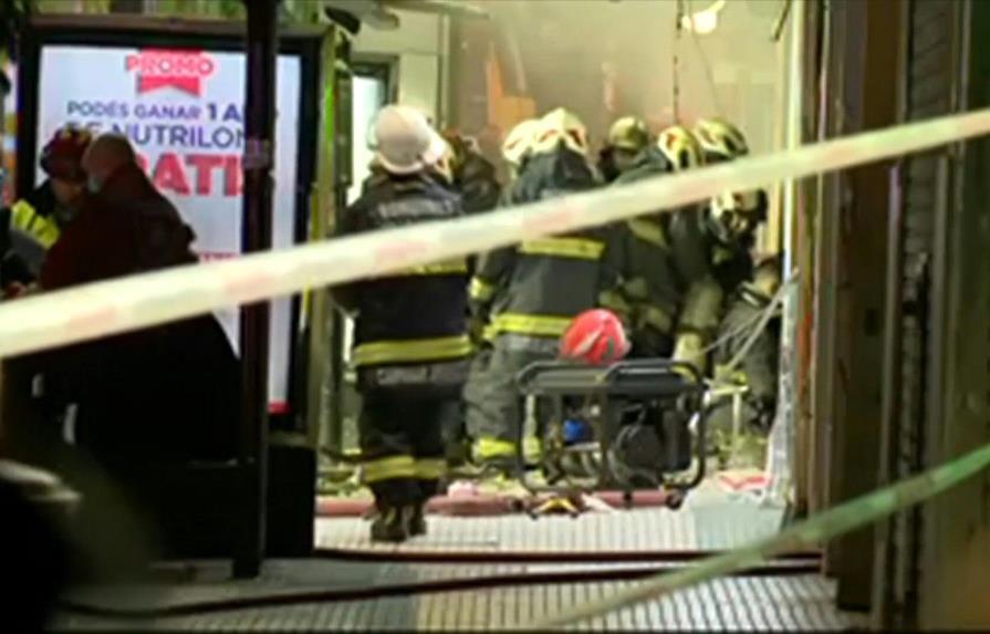 Dos bomberos muertos y 15 heridos al explotar perfumería en Argentina
