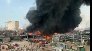 Gran incendio en el puerto de Beirut, semanas después de la devastadora explosión
