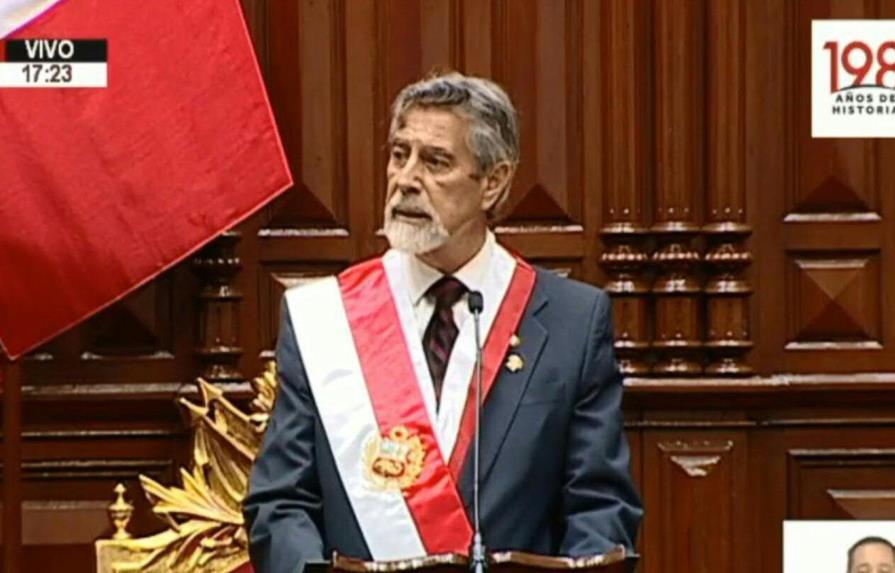 Sagasti jura como presidente de Perú y pide perdón por muertos en protestas