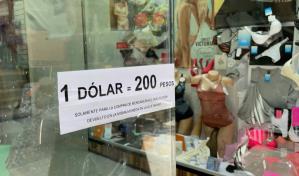 Dólar roza 200 pesos paralelo de Argentina, un récord histórico