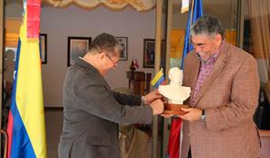 Venezuela y Nicaragua reconocen al ministro dominicano Miguel Mejía
Mejía consideró que ningún gobierno puede interferir para lesionar los lazos de hermandad entre los pueblos