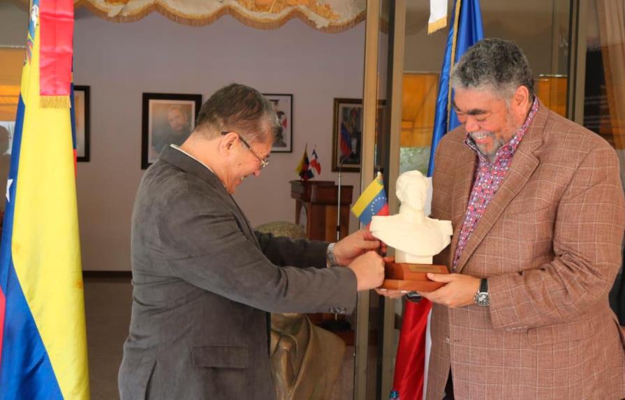 Venezuela y Nicaragua reconocen al ministro dominicano Miguel Mejía
Mejía consideró que ningún gobierno puede interferir para lesionar los lazos de hermandad entre los pueblos