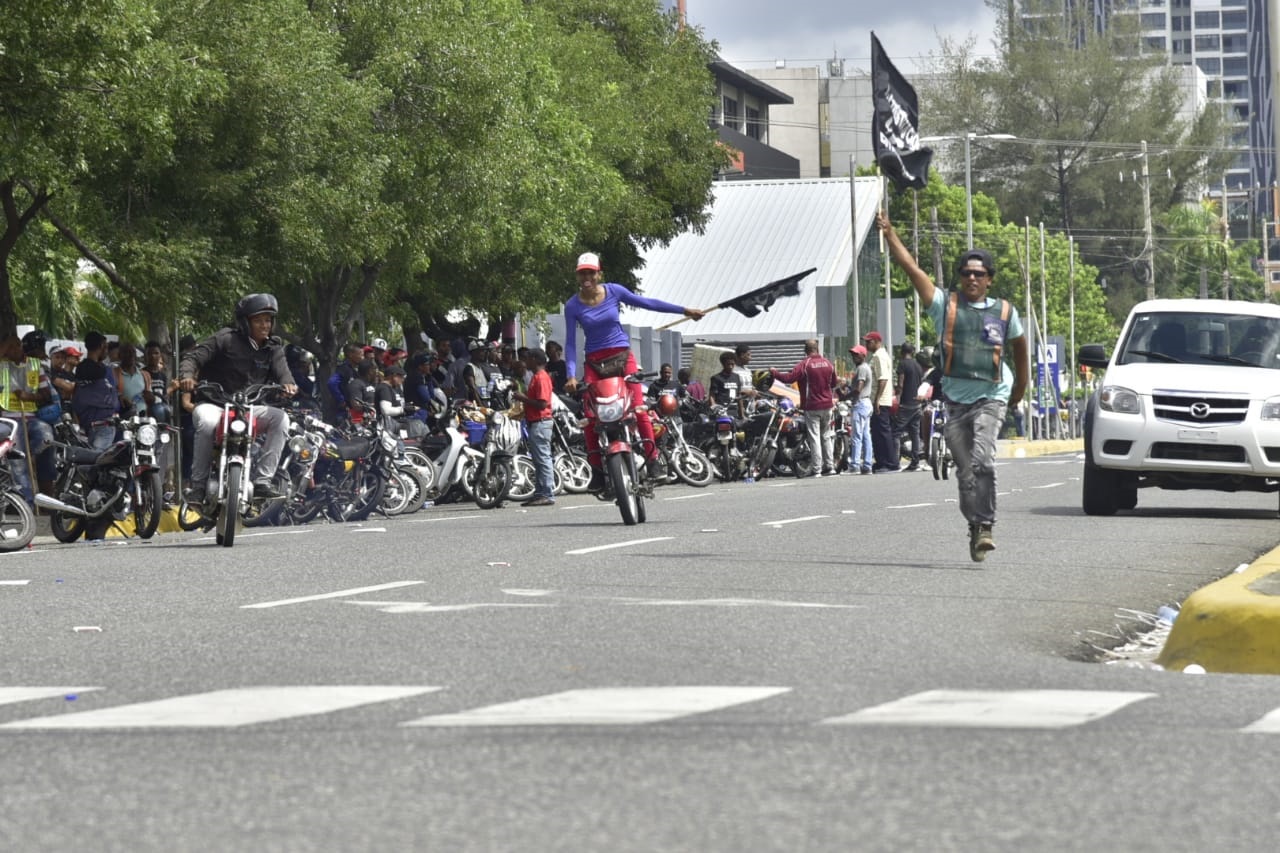 Los motociclistas que acudieron al entorno del Congreso Nacional y realizaron piruetas después de estampar sus firmas en defensa de la Constitución.