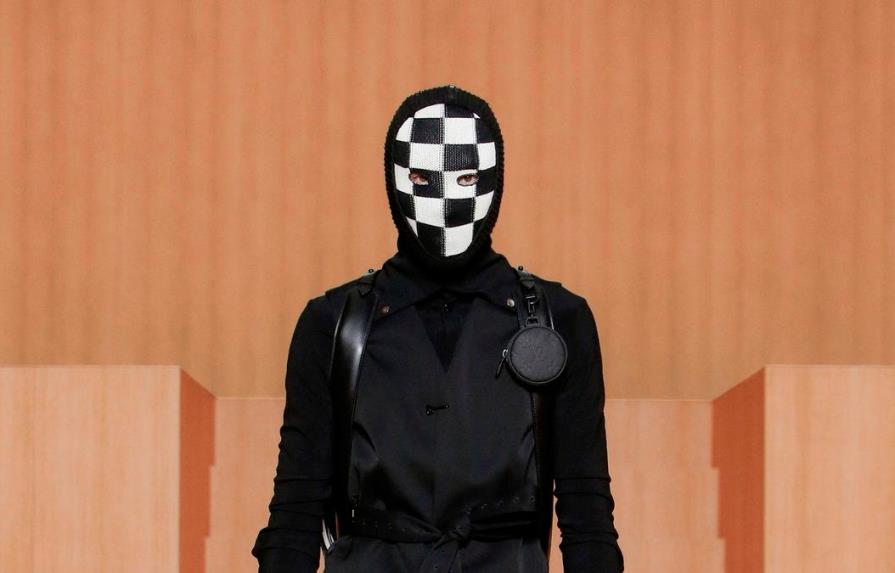 Blanco y negro, el binomio de moda hombre de la pasarela parisina
