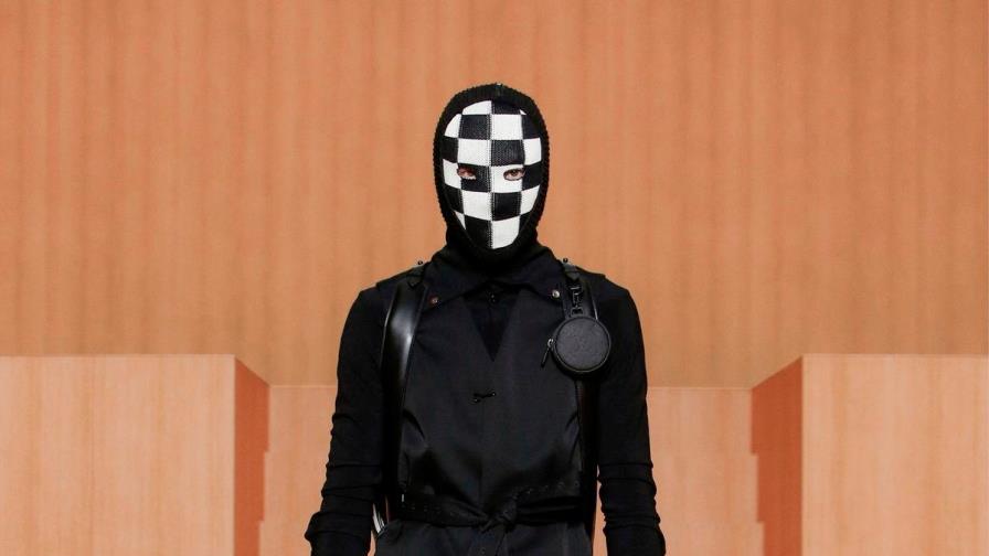 Blanco y negro, el binomio de moda hombre de la pasarela parisina