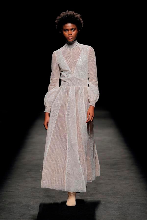 Esta modelo también está desfilando una prenda de la marca de Teresa Helbig.