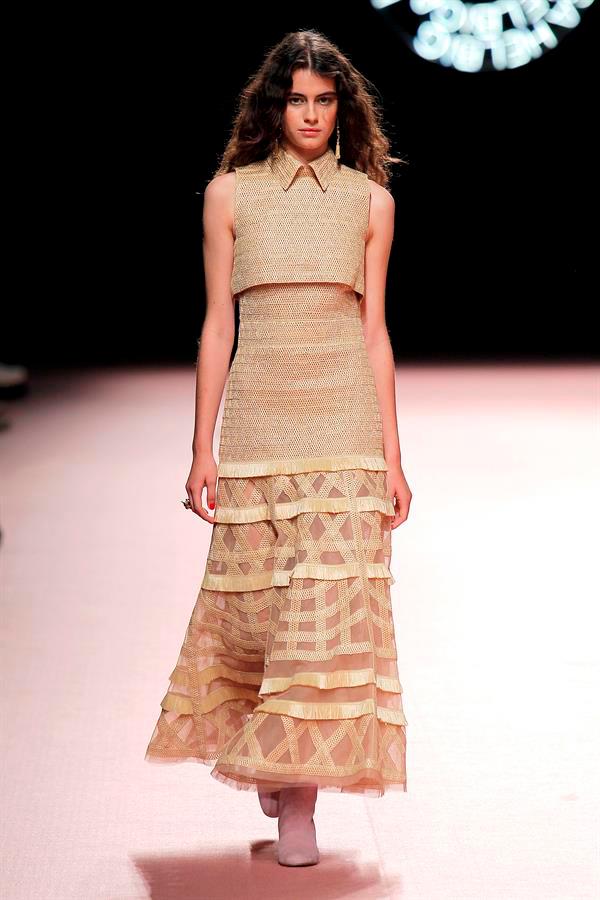 Fotografía cedida por la modista española Teresa Helbig que muestra a una modelo desfilando con una prenda de su marca.