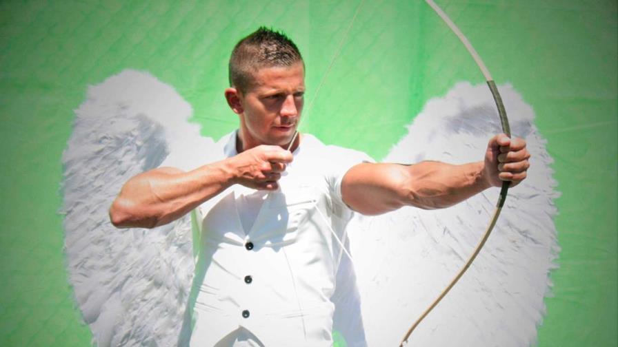 “El cura sexy”: un sacerdote que trabaja como modelo 