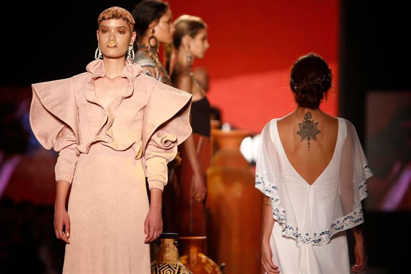 Modelos desfilan en la edición número 30 de Colombiamoda, el escenario más importante del sector textil-confecciones de Latinoamérica.