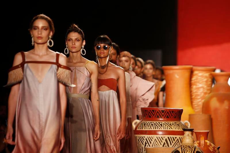 Modelos desfilan creaciones de los jóvenes diseñadores Andrés Restrepo y Alejandro González, de la firma Alado.