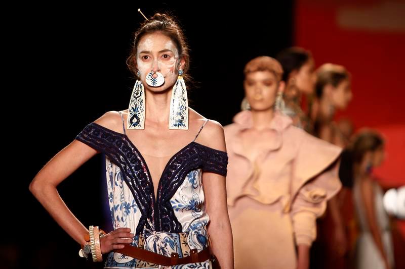 Modelos desfilan una colección inspirada en la cerámica en Colombiamoda.