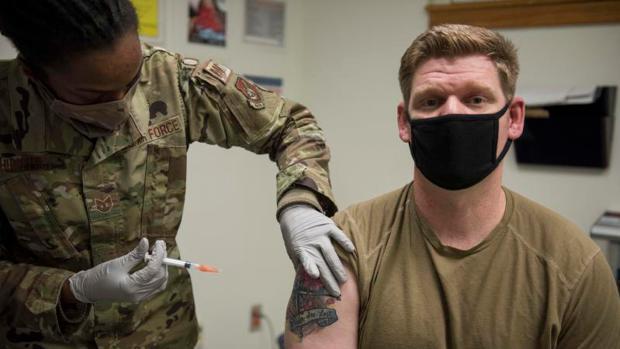EEUU obligará a todas sus tropas militares vacunarse contra COVID-19 luego de aprobación de Pfizer