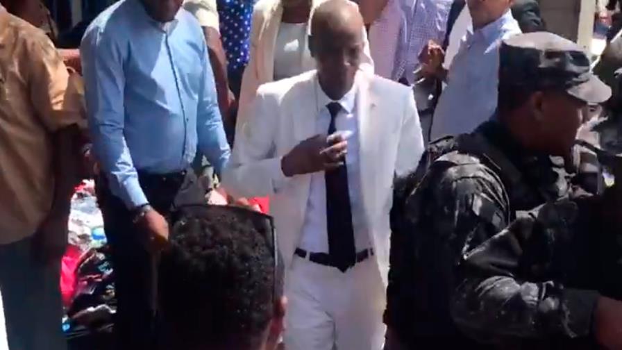 Video de Jovenel Moise vestido de blanco caminando en Pétionville genera especulaciones