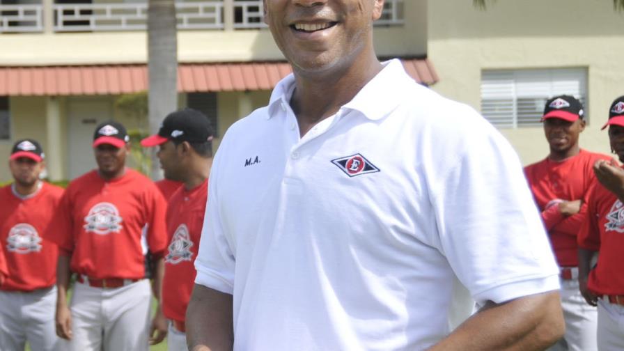 Moisés Alou y el Coronel Mateo Moquete orientan jugadores Moisés Alou y el Coronel Mateo Moquete orientan jugadores