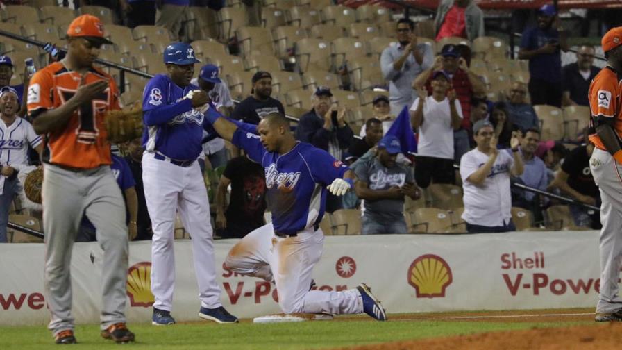 Hunter Pence remolcó dos en el noveno y los Toros derrotaron al Licey
