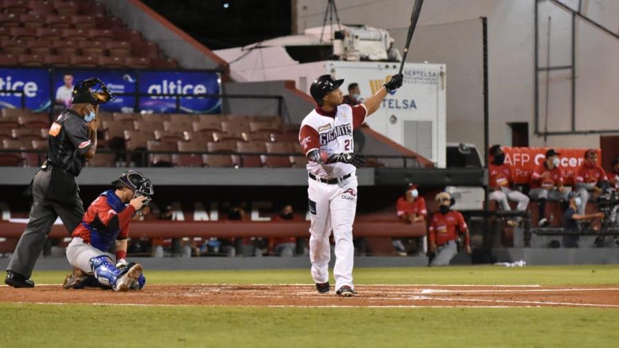 Francisco y Sierra someten al Escogido a base de jonrones y los Gigantes defienden su espacio Francisco y Sierra someten al Escogido a base de jonrones y los Gigantes defienden su espacio