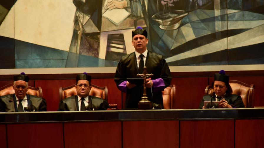 Presidente de la Suprema juramenta a 261 nuevos abogados