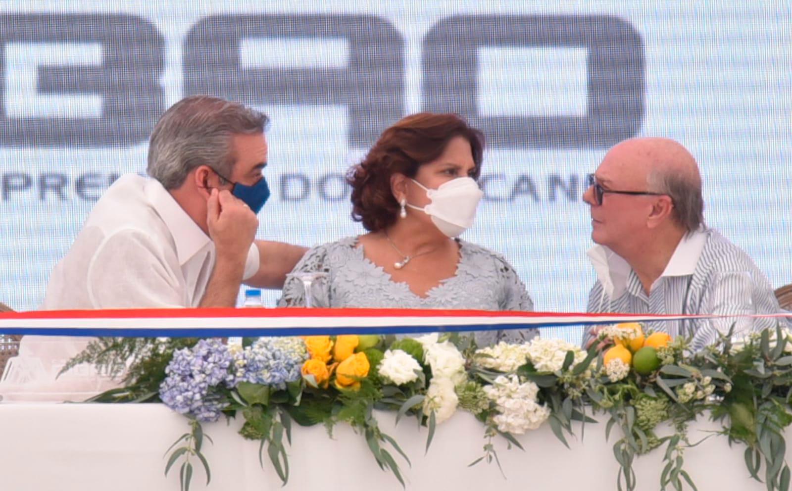 Abinader, Rodríguez e Hipólito  Mejía durante el acto. 