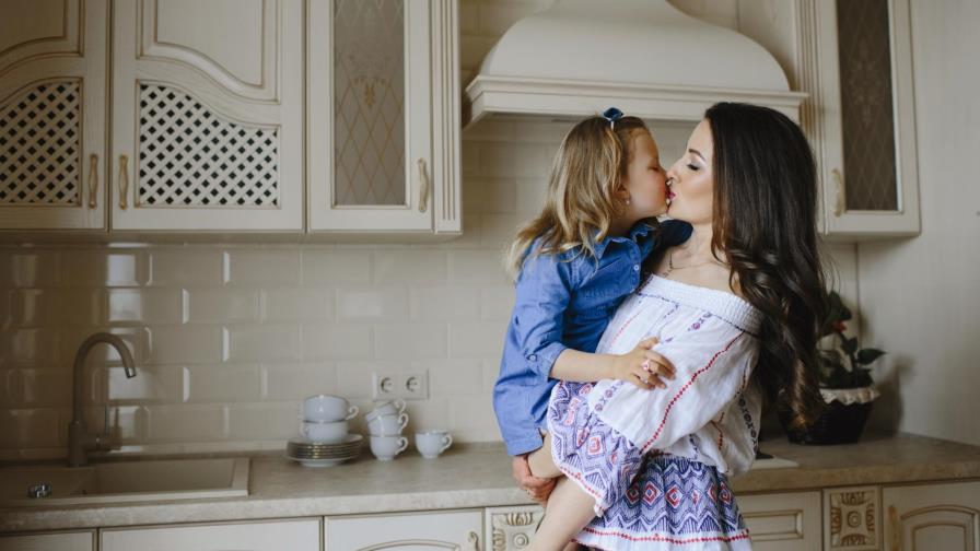 ¿Besas a tus hijos en la boca? Te decimos porqué no deberías hacerlo ¿Besas a tus hijos en la boca? Te decimos porqué no deberías hacerlo