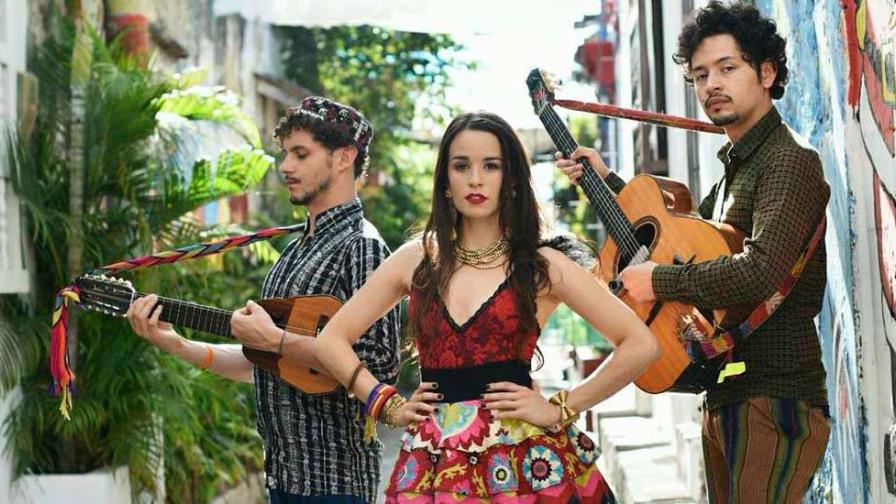 Monsieur Periné irrumpe con una mezcla de ritmos en la música transgénero