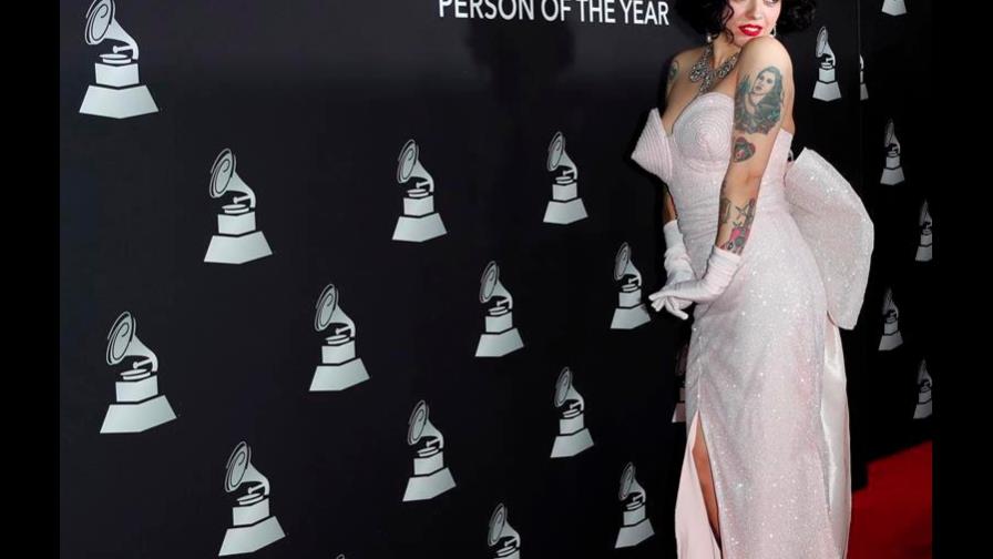 Mon Laferte desnuda su pecho en Latin Grammy y denuncia que en Chile “matan”