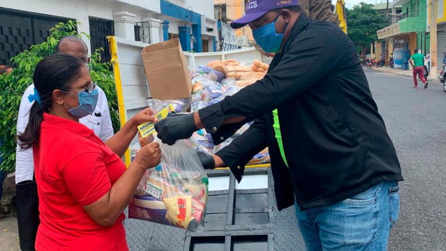 Monago entrega raciones alimenticias en La Romana