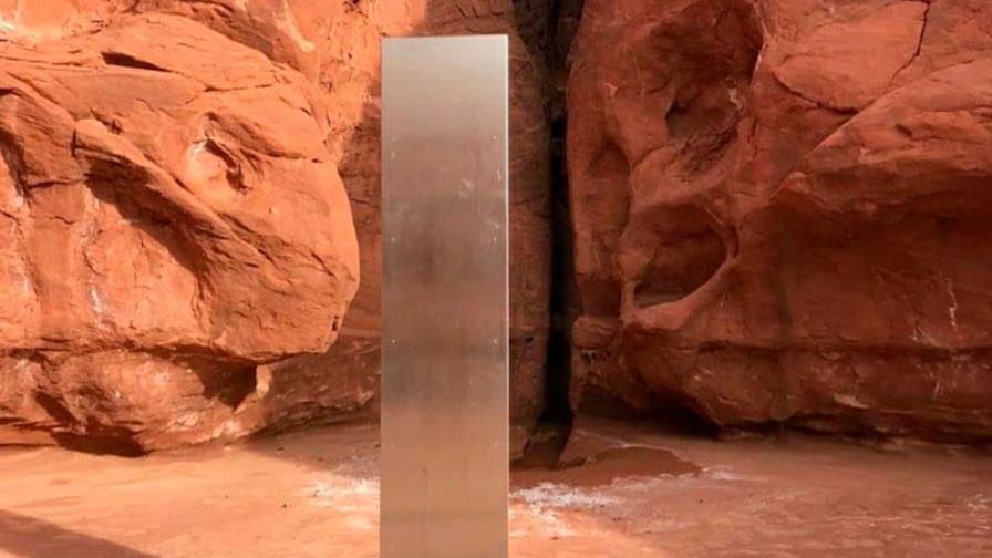 Dejan un monolito de metal en un área remota del desierto de Utah