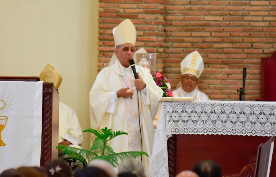 Tras muerte de su hermano en atraco, arzobispo de Santiago pide al Gobierno enfrentar delincuencia