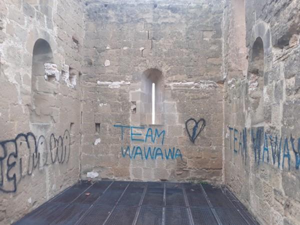 ¿Dominicanos? En España, histórico castillo ha sido grafiteado por el “Team wawawa”