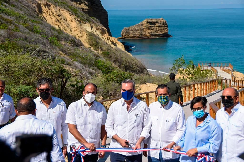 El presidente y funcionarios de su Gobierno cortan la cinta simbólica de inauguración del bulevar turístico en El Morro de Montecristi.