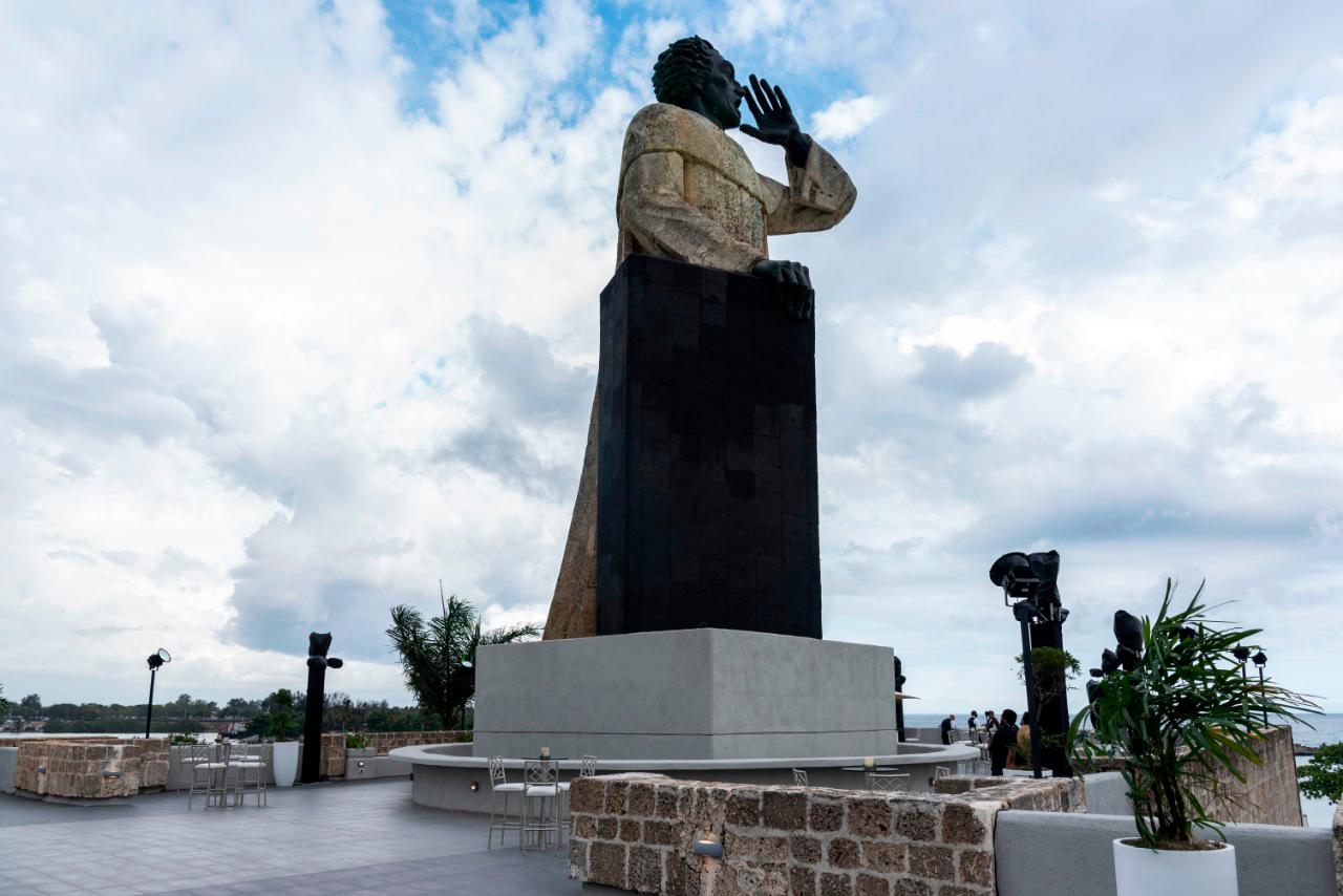 Los visitantes pueden tomarse fotografías dentro y fuera del museo