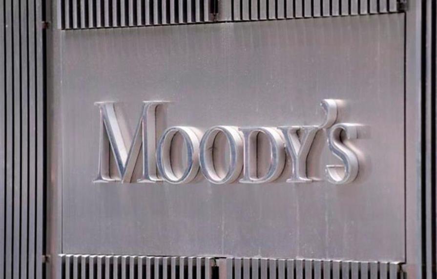 Moodys dice que los bancos prestan menos dinero a firmas de petróleo y gas