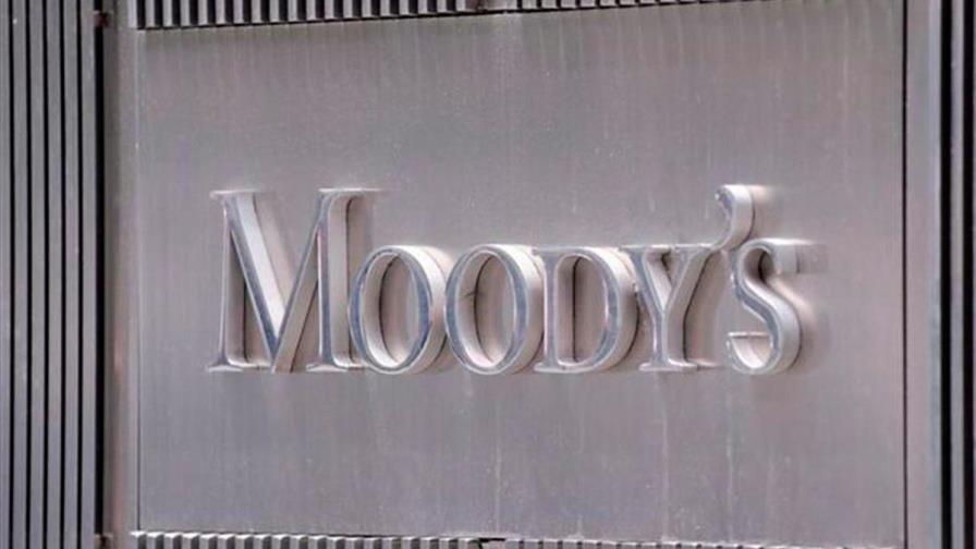 Moodys dice que los bancos prestan menos dinero a firmas de petróleo y gas
