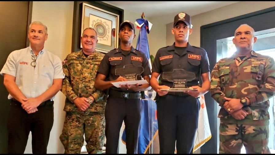 Cien mil pesos para cada uno de los soldados que evitaron mujer se lanzara al mar