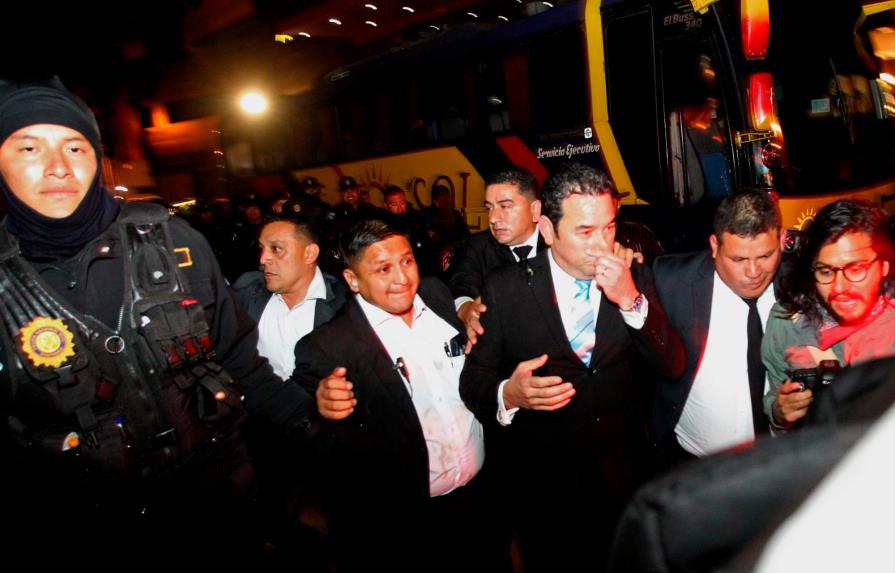 Manifestantes impiden investidura al Parlacen del expresidente de Guatemala