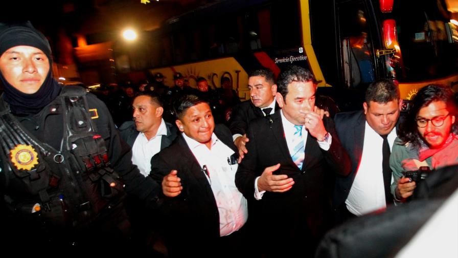 Manifestantes impiden investidura al Parlacen del expresidente de Guatemala
