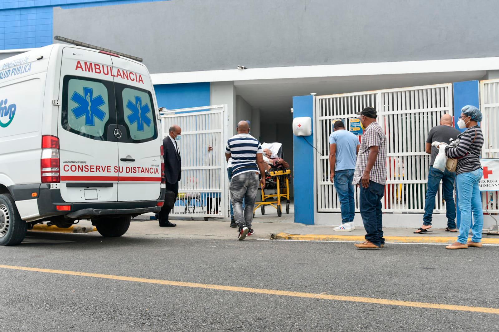 Durante el recorrido realizado por Diario Libre se registró la llegada de una ambulancia.