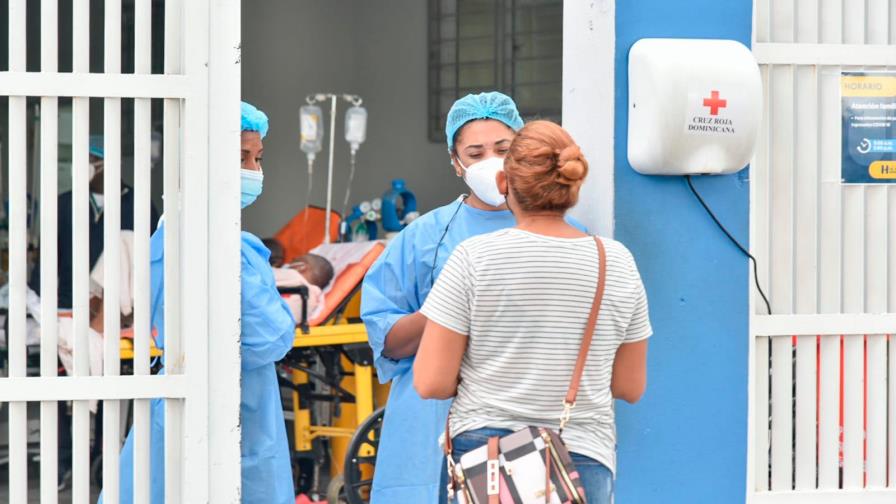 Alrededor de seis personas con COVID-19 esperan por una cama en el hospital Moscoso Puello Alrededor de seis personas con COVID-19 esperan por una cama en el hospital Moscoso Puello