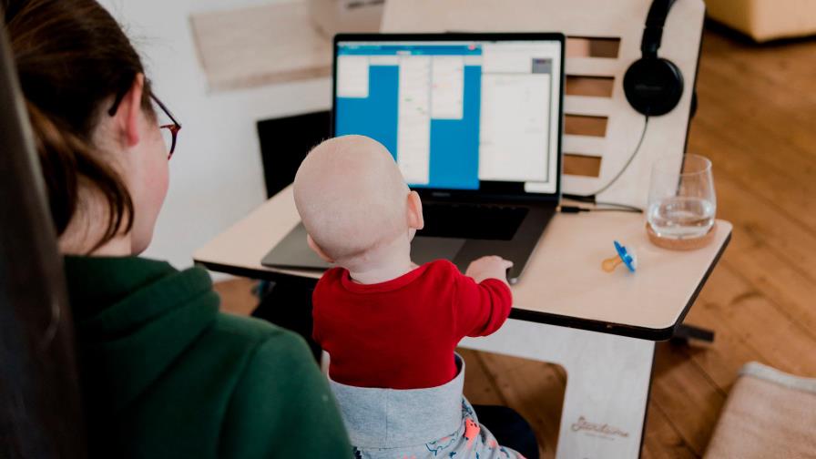 Quedarse en casa, un dilema de madre cada vez más cuestionado