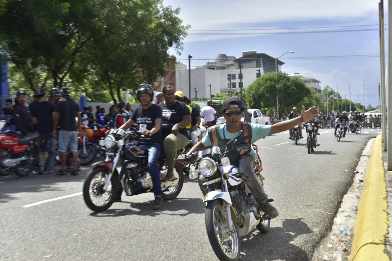Los motociclistas que acudieron al entorno del Congreso Nacional y realizaron piruetas después de estampar sus firmas en defensa de la Constitución.