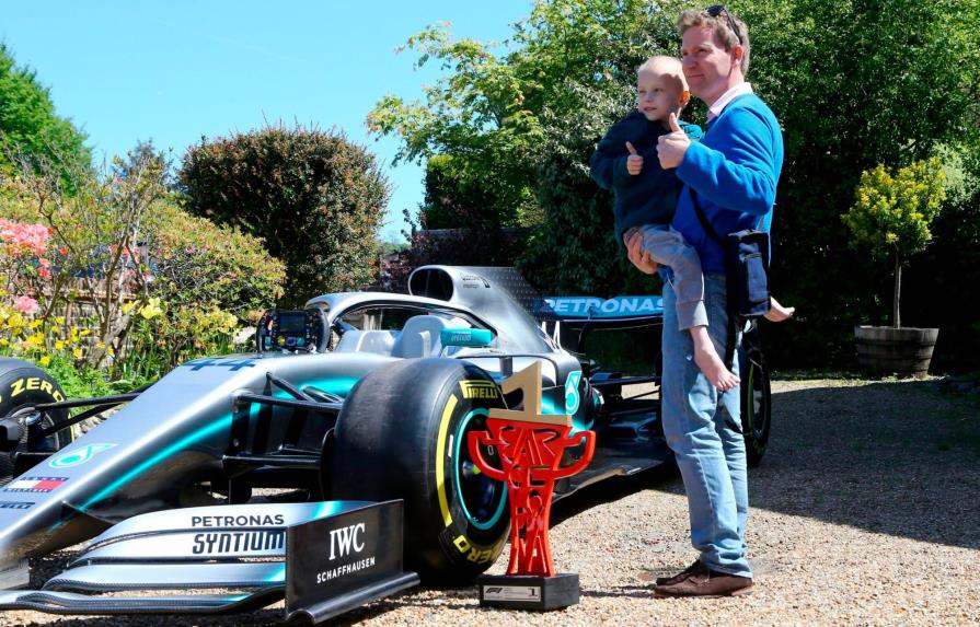 Lewis Hamilton envía un Mercedes de Fórmula Uno a niño enfermo 