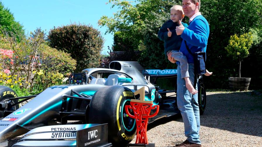 Lewis Hamilton envía un Mercedes de Fórmula Uno a niño enfermo 