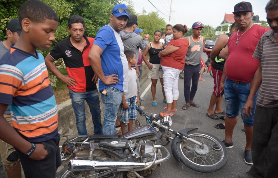 Muere motorista al impactar con camión en carretera de Tamboril 