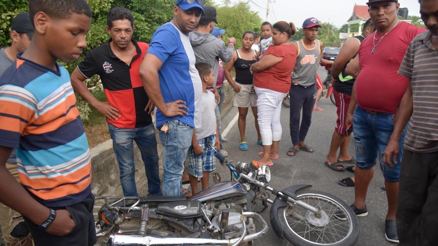Muere motorista al impactar con camión en carretera de Tamboril 
