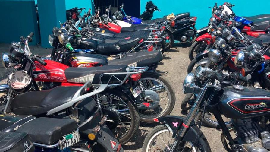 Policía desmantela gallera clandestina y jugadores dejan botados 28 motores