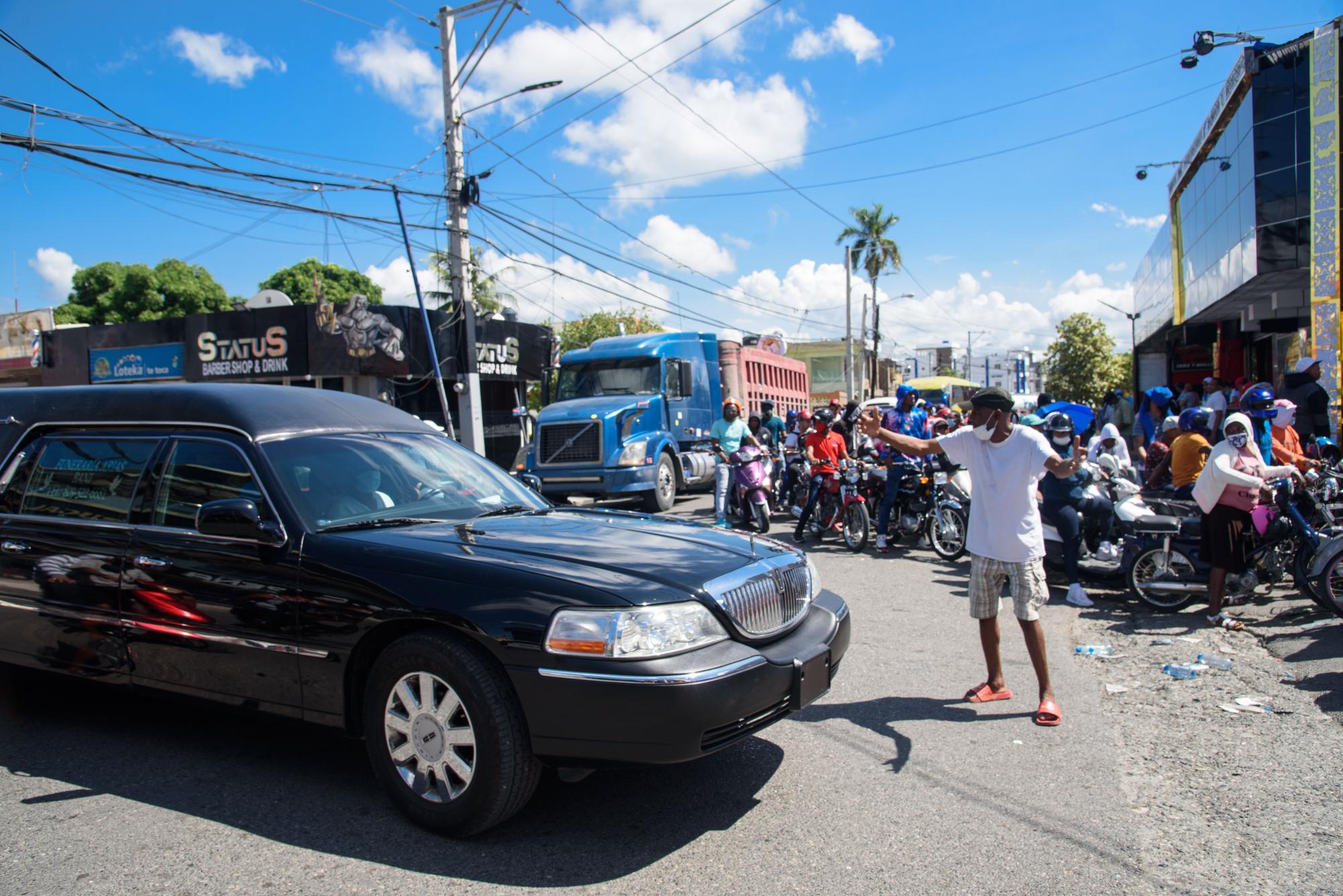 La calle Canela Mota con Máximo Gómez tiene varios días ocupadas por las motocicletas, cuyos conductores tratan de obtener el documento. (Massiel Beco)